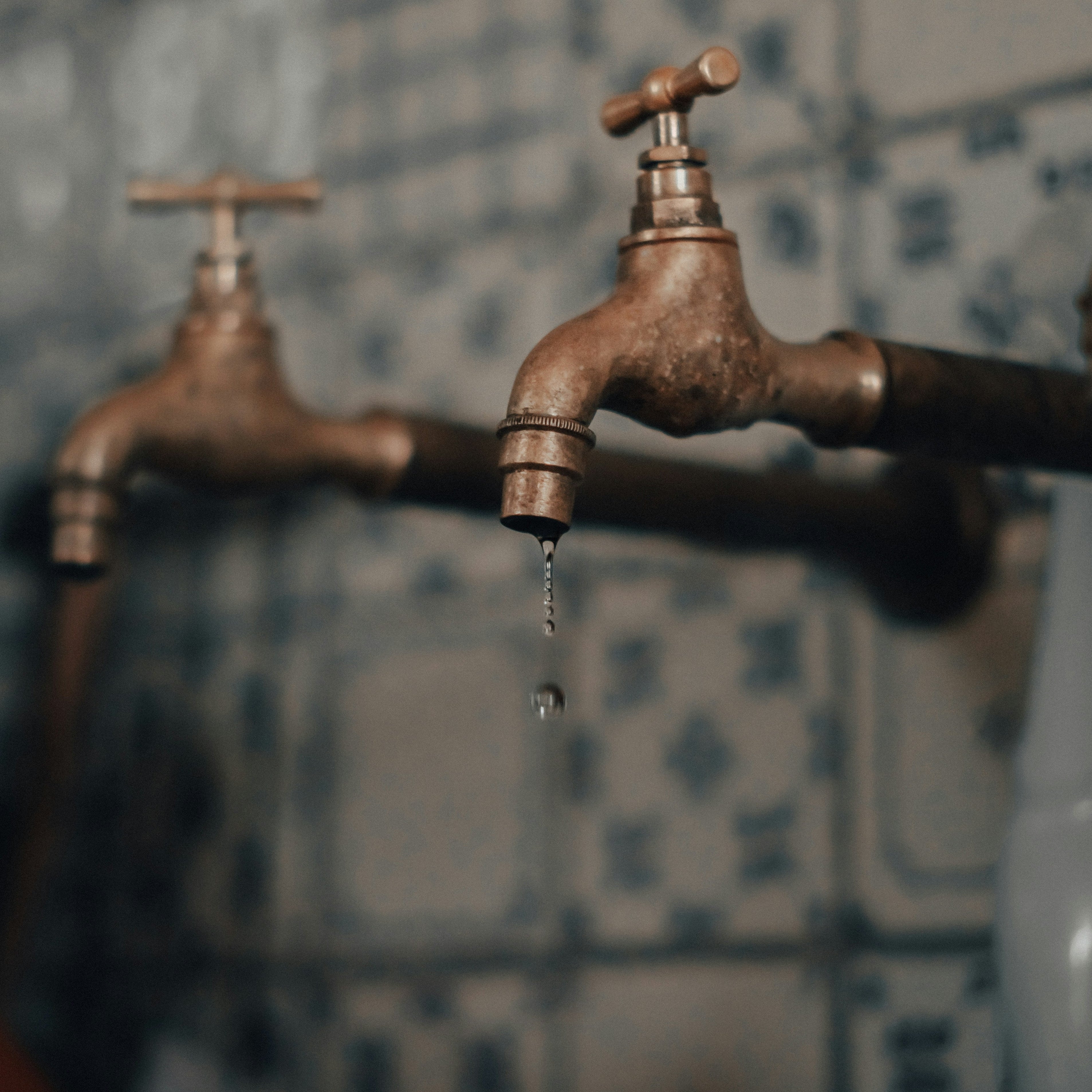 Hard Water, Skin, and Cleansing in Indian Cities — What the Formulation Needs to Account For - The Skinbeneath